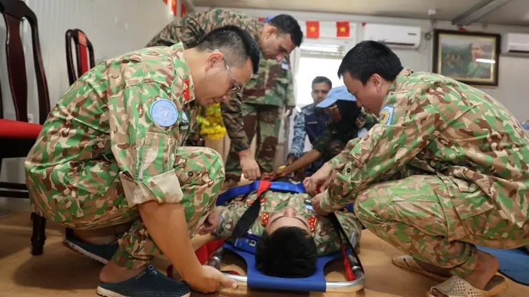 Huấn luyện về y tế cho sĩ quan gìn giữ hoà bình